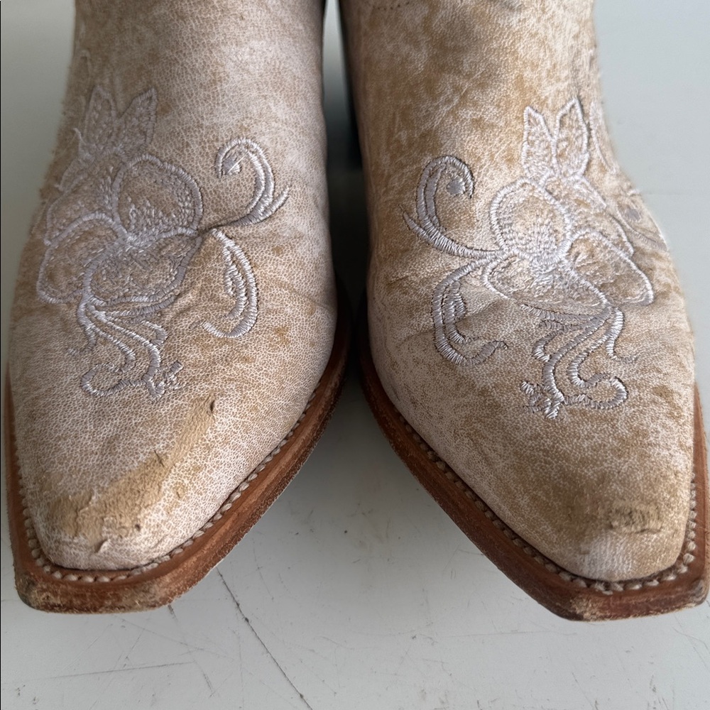 Shyanne Women's Lasy Floral Embroidered Distressed Western Boots Snip Toe Size 9 View 3